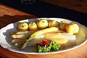 natürlich Spargel in der Spargelzeit... (©Foto. Martin Schmitz)